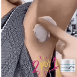 Mujer aplicando crema aclaradora PRO en el rostro para reducir manchas